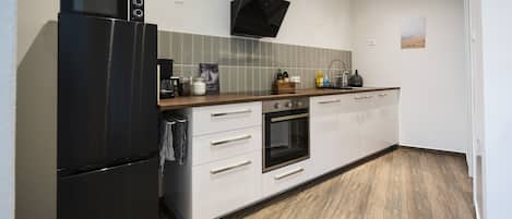 Een koelkast, een microgolfoven, een oven, een kookplaat