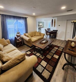 スマートテレビ、書庫、PC モニター、プリンター