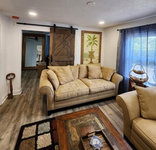 スマートテレビ、書庫、PC モニター、プリンター