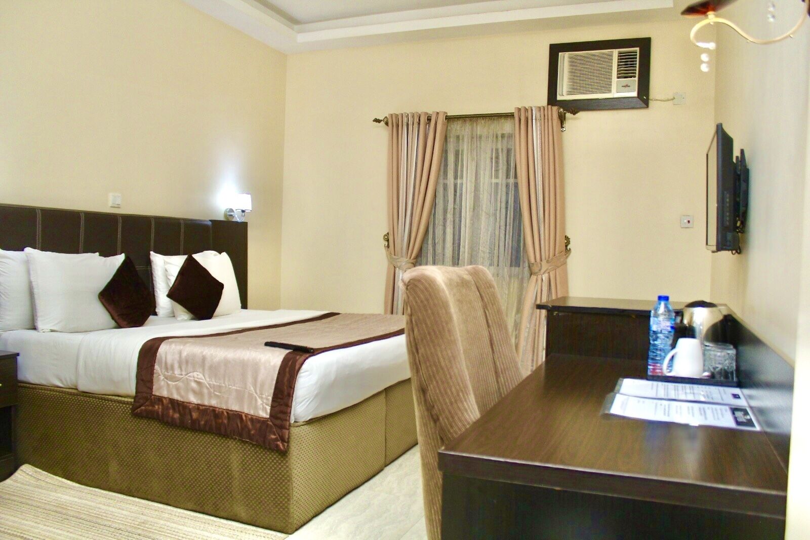 Caja de seguridad en la habitación, muebles diferentes y escritorio 