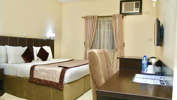 Caja de seguridad en la habitación, muebles diferentes y escritorio