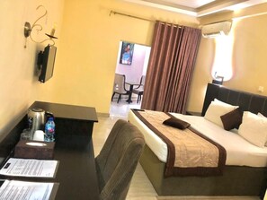 Suite clásica | Caja fuerte, mobiliario individual, escritorio