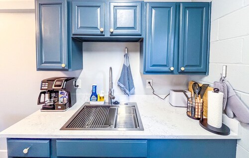 Modern Studio with King Bed, Free Parking & Wi-Fi