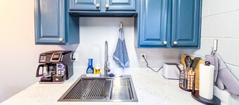 Modern Studio with King Bed, Free Parking & Wi-Fi