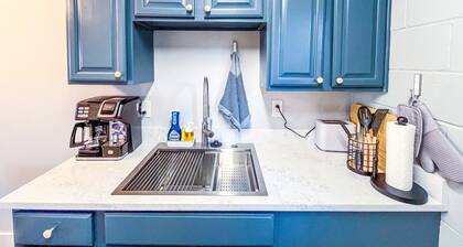 Modern Studio with King Bed, Free Parking & Wi-Fi