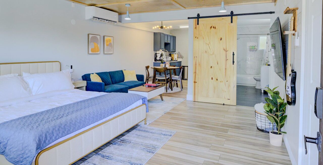 1 habitación, escritorio, tabla de planchar con plancha y cuna de viaje 