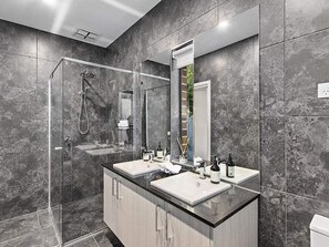 Een douche, een haardroger, handdoeken