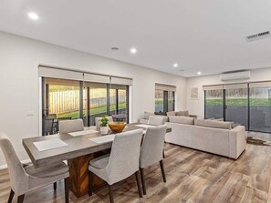 Interior - Yarra Valley on the Warburton Trail (Wandin North)