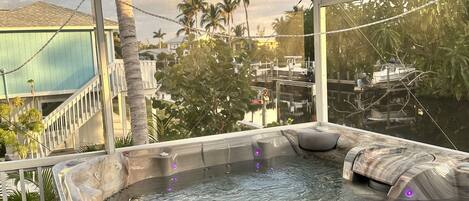 Outdoor spa tub