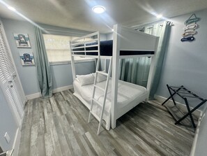 3 quartos, ferros/tábuas de passar roupa, berço de viagem