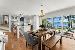 House, Multiple Beds (Lakefront Living w/Optional Boat Rent) | Dining