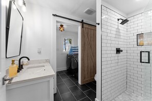 Casa, varias camas (Lakefront Living w/Optional Boat Rent) | Baño | Amenidades de baño gratuitas 