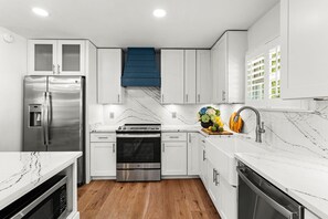 House, Multiple Beds (Lakefront Living w/Optional Boat Rent) | Private kitchen | Oven