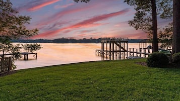 House, Multiple Beds (Lakefront Living w/Optional Boat Rent) | Property grounds