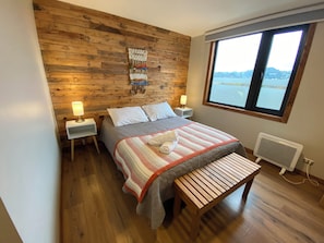 Laptop workspace, free WiFi, bed sheets