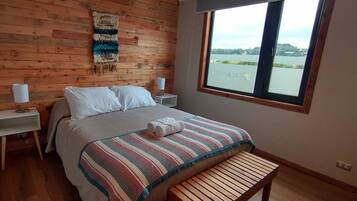 Laptop workspace, free WiFi, bed sheets
