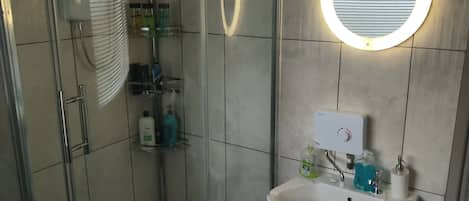 Douche, articles de toilette gratuits, sĂšche-cheveux, savon