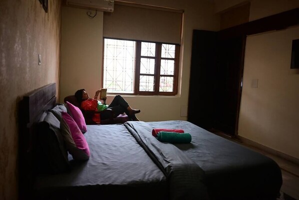 4 bedrooms, iron/ironing board, free WiFi, bed sheets