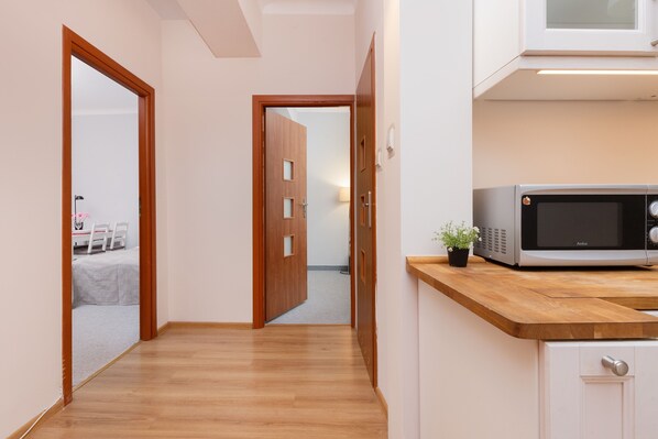 Microwave - Charming Apartment in Warsaw by Renters (Warsaw)