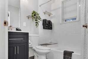 Shower, hair dryer, towels, soap - NYC Proximity Duplex Delight 30 mins w/ Parking (Bayonne)