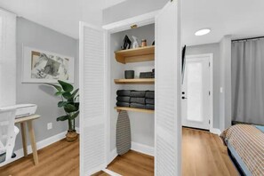 5 habitaciones, escritorio y tabla de planchar con plancha 