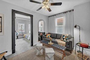 5 habitaciones, escritorio y tabla de planchar con plancha