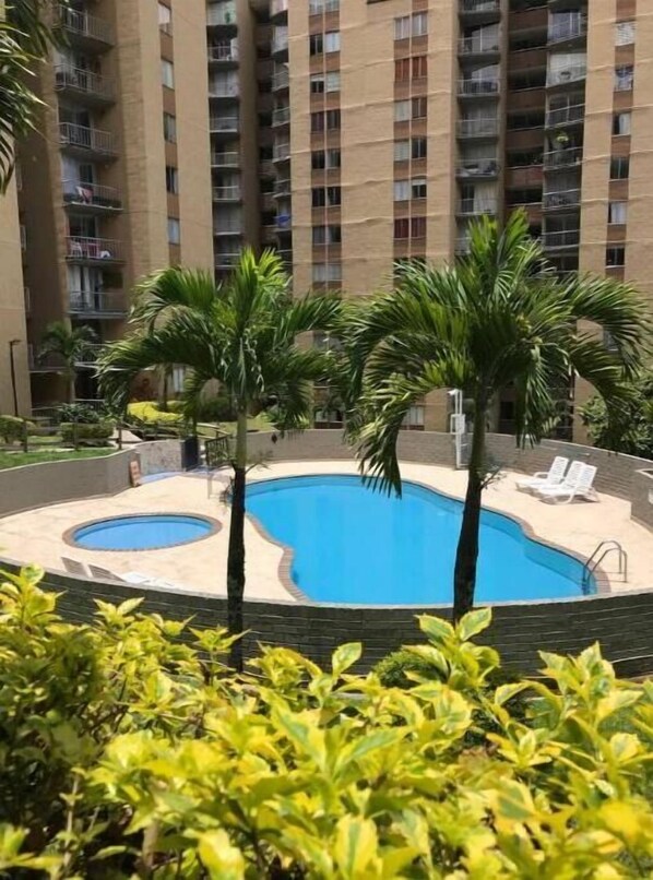 Outdoor pool - Apartment Near Provenza (Medellín)