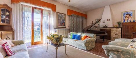 Apartamento | Área de estar | TV de tela plana 32 polegadas com canais a cabo