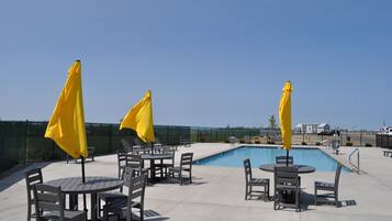 Alberca al aire libre y alberca climatizada