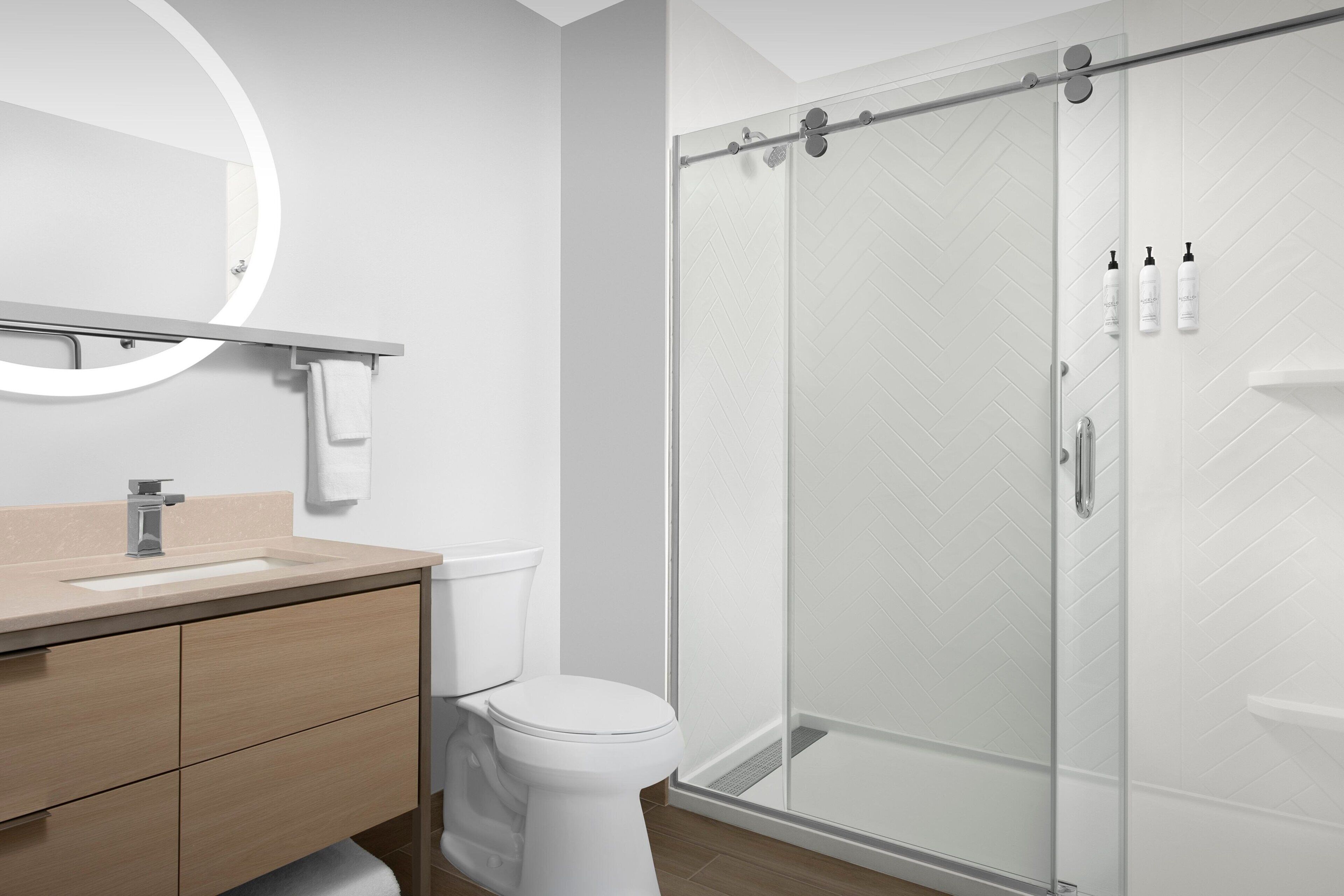 Un bagno moderno con servizi igienici, lavabo e zona doccia.