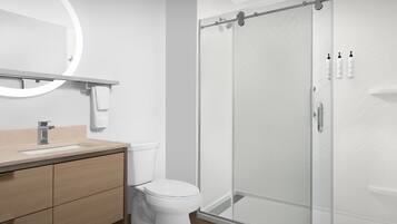 Un bagno moderno con servizi igienici, lavabo e zona doccia.