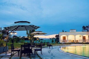 Una piscina al aire libre