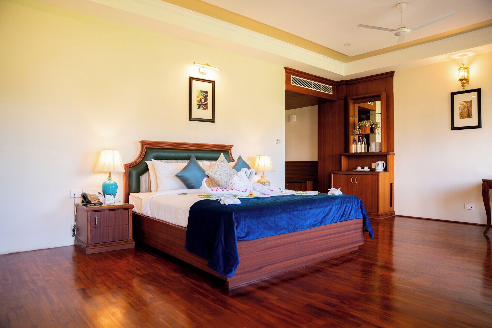 Suíte executiva | Camas com colchões de espuma com sistema de memória, frigobar