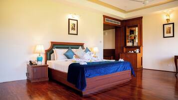 Suíte executiva | Camas com colchões de espuma com sistema de memória, frigobar