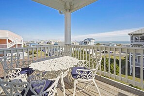 Outdoor dining - “Salty Paws A!” Off-the-leash ICWW & SEA Views! (Carolina Beach)