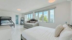 2 habitaciones, tabla de planchar con plancha y cuna de viaje 