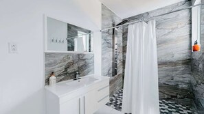 Dusche, Haartrockner, Handtücher
