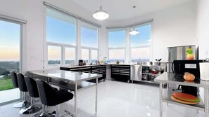 Refrigerador, microondas, parrilla de estufa y cafetera y tetera 