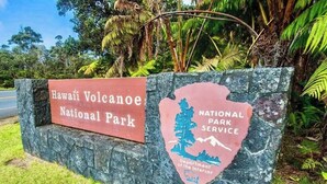 Segnaletica per il Parco Nazionale dei Vulcani delle Hawaii, con il logo del National Park Service.