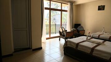 Escritorio, tabla de planchar con plancha y wifi gratis