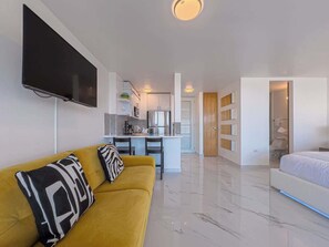 Smart TV, offices - Azure Marina Suite: Ocean, Mountain & Marina View (Fajardo)