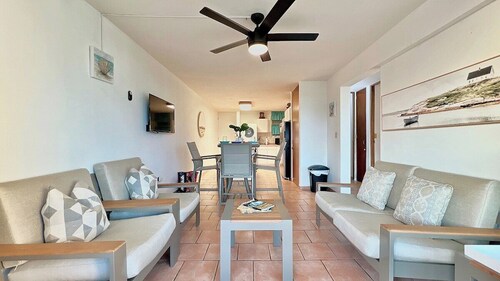 Relaxing View Villa: Steps from Beach & Pool