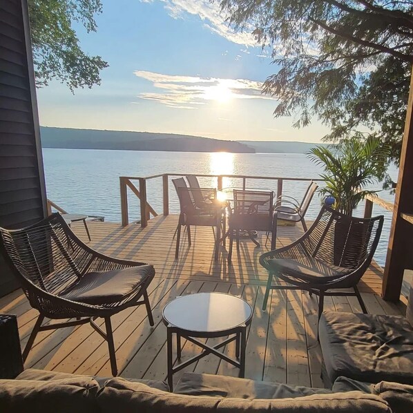 Terrace/patio - 4 season LAKEHOUSE on Papineau. Modern vibe, HOT TUB + expansive lake views
(Combermere)