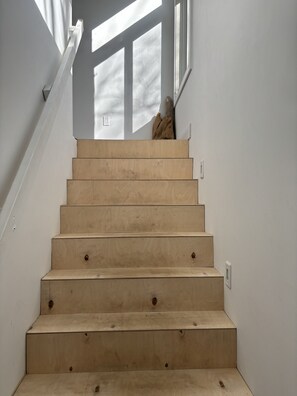 Interior - 4 season LAKEHOUSE on Papineau. Modern vibe, HOT TUB + expansive lake views
(Combermere)