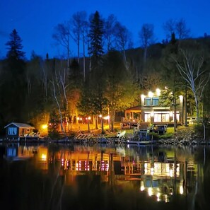 Exterior - 4 season LAKEHOUSE on Papineau. Modern vibe, HOT TUB + expansive lake views
(Combermere)