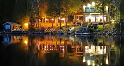 4 season LAKEHOUSE on Papineau. Modern vibe, HOT TUB + expansive lake views