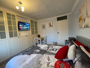 2 slaapkamers, een bureau, een strijkplank/strijkijzer, gratis wifi
