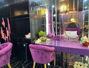 Escritorio, espacio para trabajar con laptop y wifi gratis