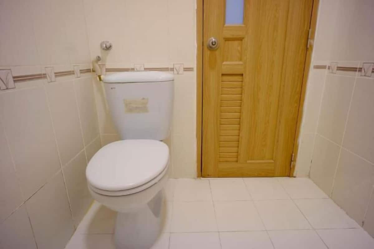 Bathroom | Shower, towels, toilet paper