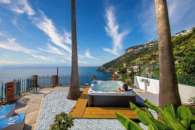 Amalfi Coast Villa w/Sea Views & Sauna & Jacuzzi plus Parking plus Rooftop